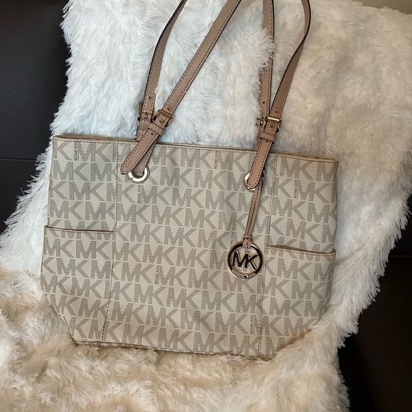 Michael Kors Jet Set Tote Bag - Picture 14 of 14